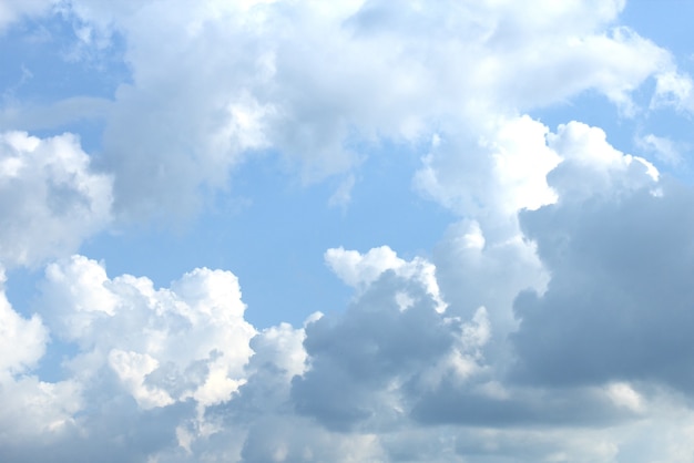 Ciel bleu avec des nuages blancs