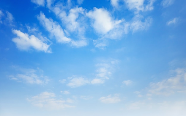 Ciel bleu avec des nuages blancs