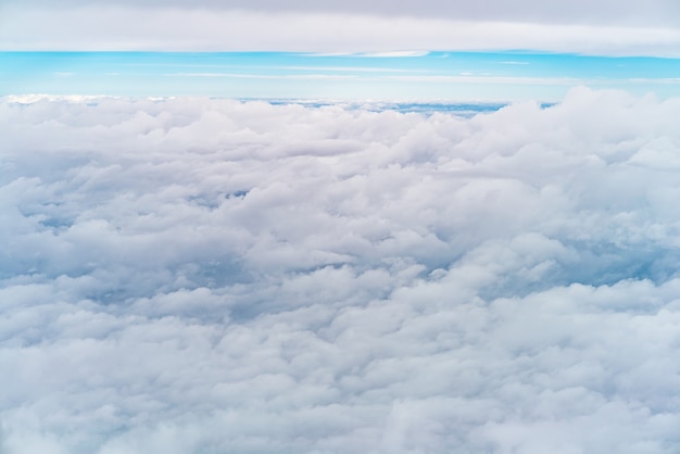 Ciel bleu avec des nuages blancs