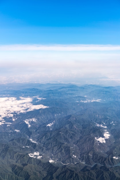 Ciel bleu avec des nuages blancs