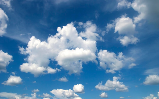 Ciel bleu nuages ​​blancs