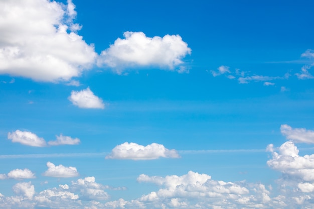 Ciel bleu et nuages ​​blancs