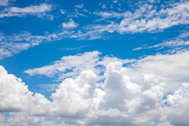 Ciel bleu et nuages ​​blancs