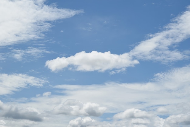 Ciel bleu avec des nuages blancs.