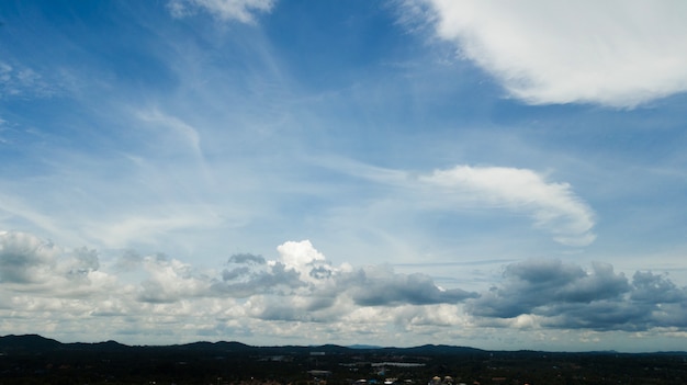 Ciel bleu avec des nuages blancs