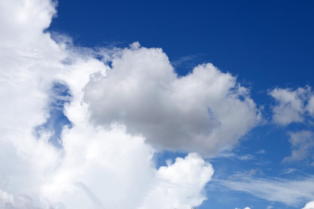 Ciel bleu avec des nuages ​​blancs