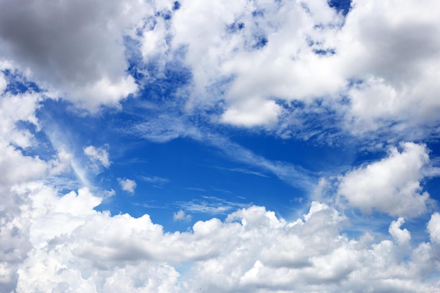 Ciel bleu avec des nuages ​​blancs