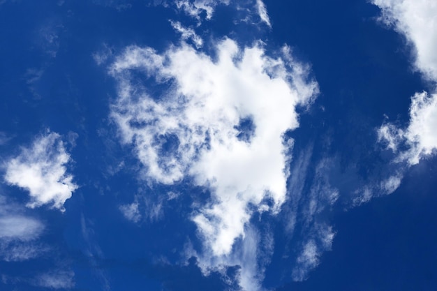 Ciel bleu avec des nuages ​​blancs