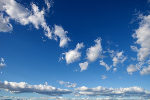 Ciel bleu avec des nuages ​​blancs