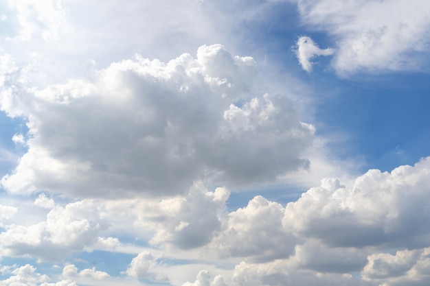 Ciel bleu avec des nuages blancs