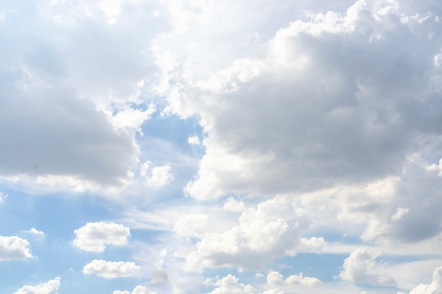 Photo ciel bleu avec des nuages blancs