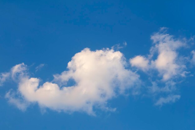 Ciel bleu avec des nuages ​​blancs