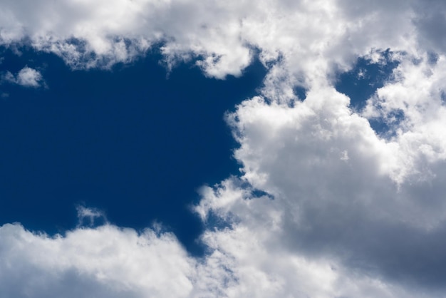 Ciel bleu avec des nuages ​​blancs