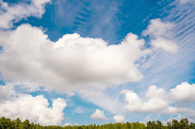 Ciel bleu et nuages blancs