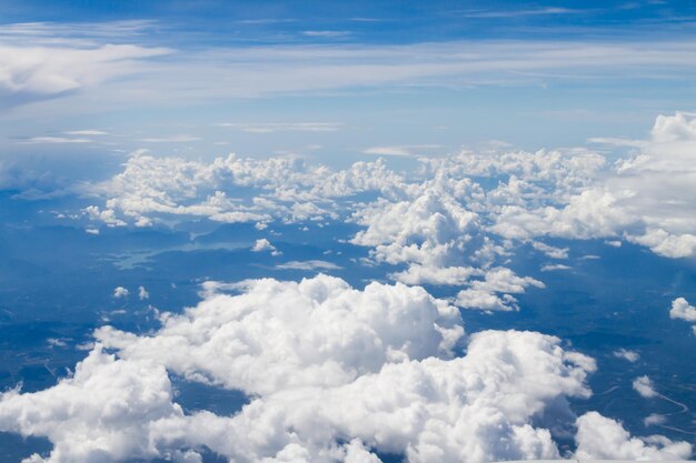 Le ciel bleu et les nuages blancs