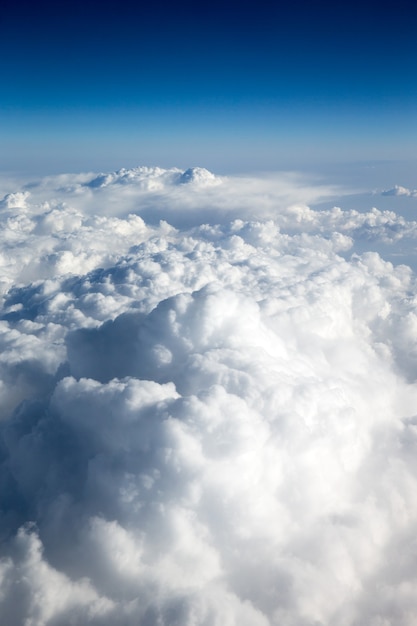 Ciel bleu avec des nuages blancs