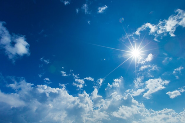 Ciel bleu avec des nuages blancs