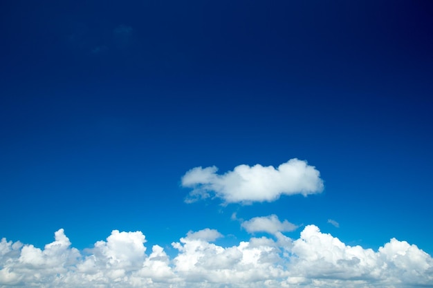 Ciel bleu avec des nuages blancs