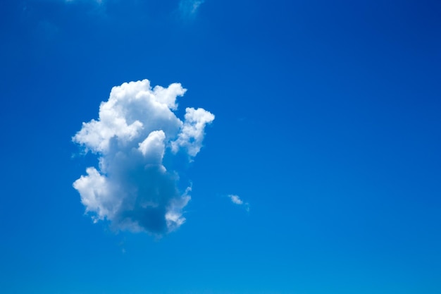 Ciel bleu avec des nuages ​​blancs