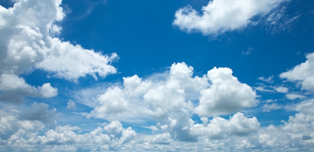 Photo ciel bleu avec des nuages blancs.