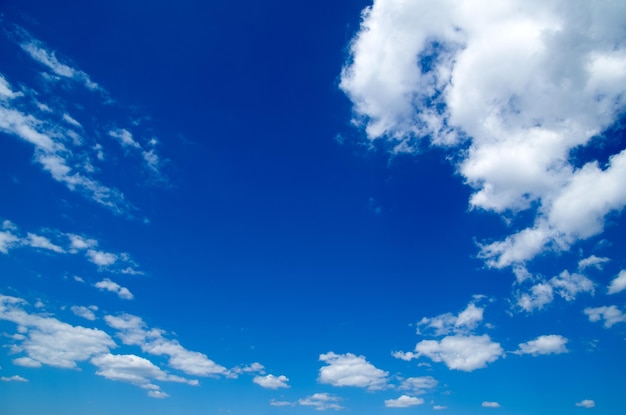 Photo ciel bleu avec des nuages ​​blancs