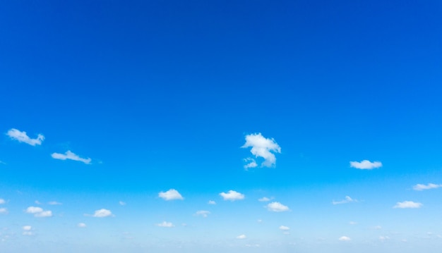 Ciel Bleu Avec Des Nuages ​​blancs