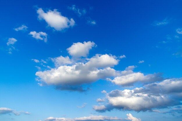 Ciel bleu avec des nuages ​​blancs