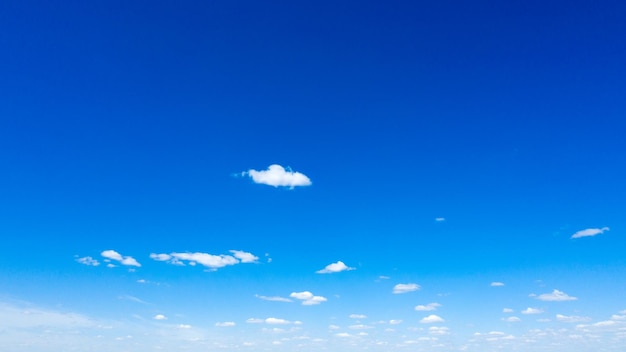 Ciel bleu avec des nuages ​​blancs