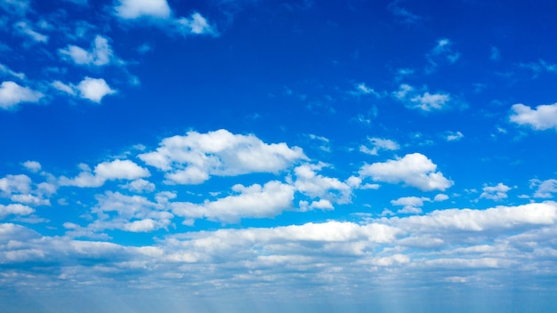 Ciel bleu avec des nuages ​​blancs