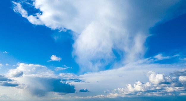 Ciel bleu avec des nuages ​​blancs