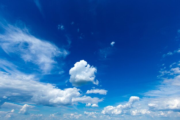 Ciel bleu avec des nuages ​​blancs