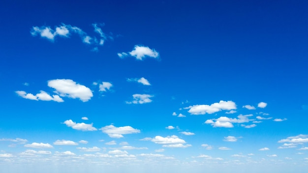 Ciel bleu avec des nuages ​​blancs