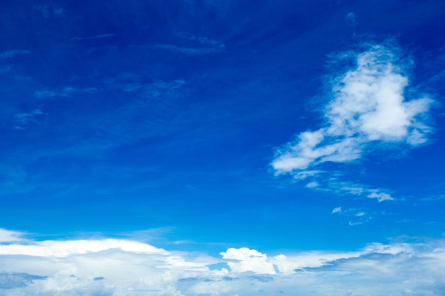 Ciel bleu avec des nuages ​​blancs