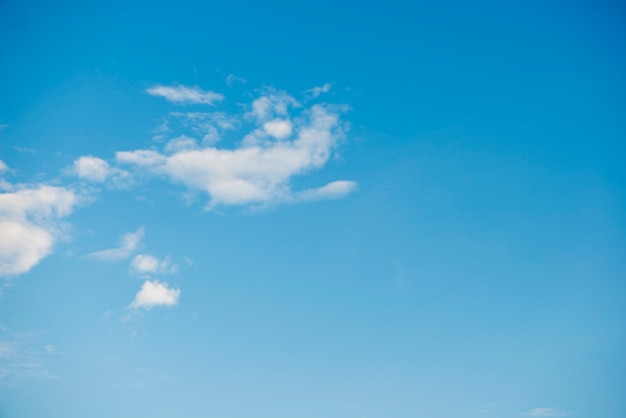 Ciel bleu avec des nuages blancs