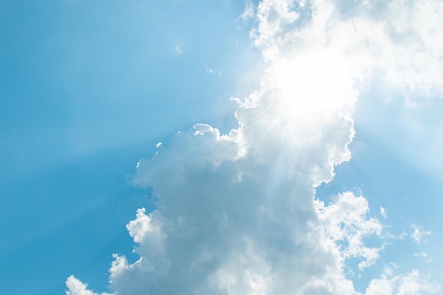 Ciel bleu avec des nuages blancsxA