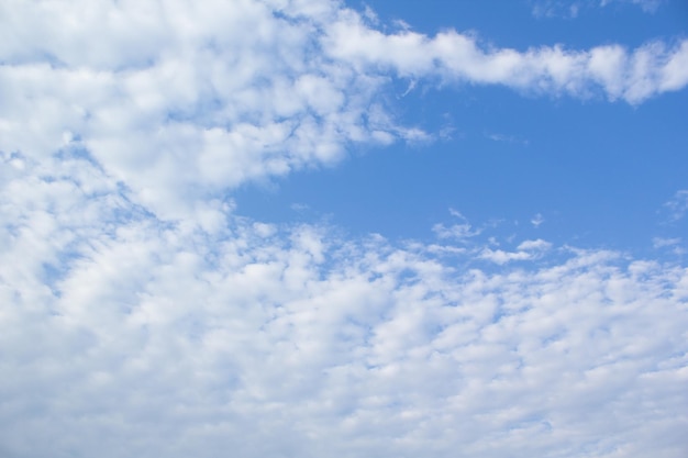 Un ciel bleu avec des nuages et un cerf-volant