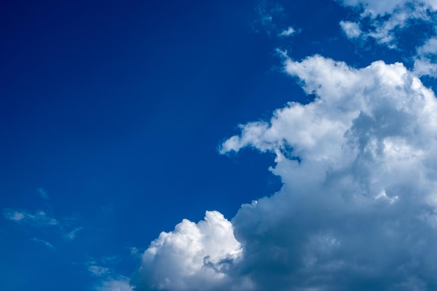 Ciel bleu et nuages ciel bleu incroyable