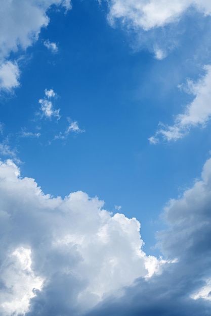 Un ciel bleu avec des nuages et le ciel bleu