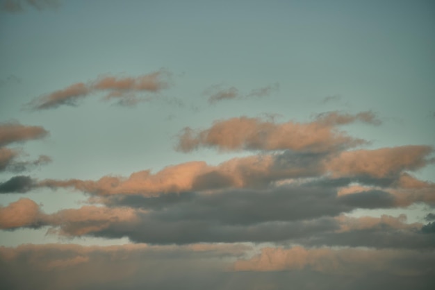 Un ciel bleu avec des nuages et un ciel rose