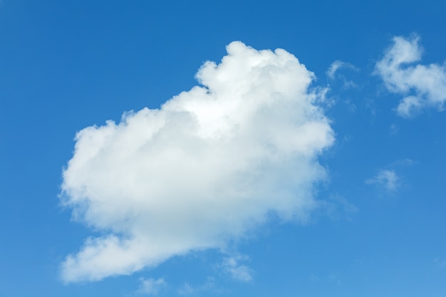 Ciel bleu avec des nuages. Contexte.