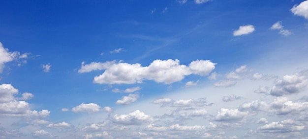 Ciel bleu avec des nuages. Copier l'espace