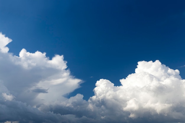 Ciel bleu avec des nuages dans la journée les nuages dans le ciel sont éclairés par la lumière du soleil et beau temps avec un paysage de ciel bleu