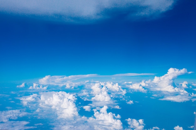 Ciel bleu avec des nuages et du soleil sur la vue de l'avion.