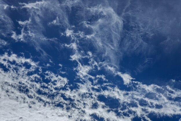 Ciel bleu avec des nuages et du soleil.