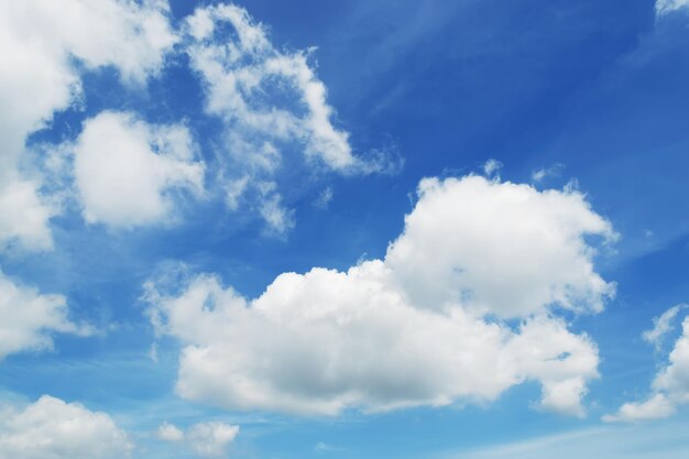 Ciel bleu et nuages duveteux blancs