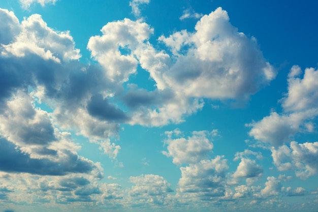 Ciel bleu avec des nuages duveteux sur une journée ensoleillée Fond de nature abstraite de texture de ciel
