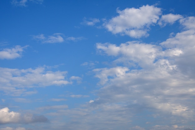 Ciel bleu avec des nuages duveteux pour le fond