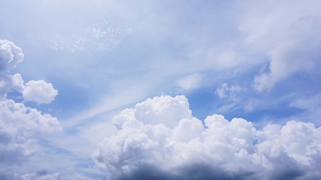 Photo ciel bleu et nuages ​​avec espace copie