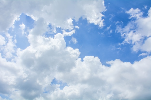 Ciel bleu avec des nuages en été - fond