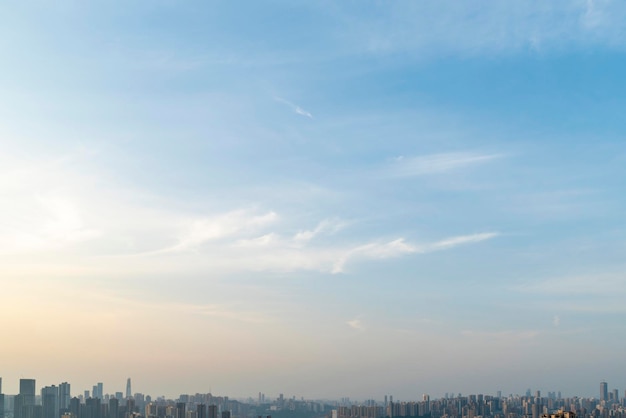 Ciel bleu et nuages en été